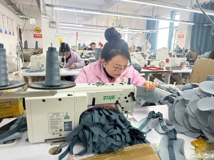 4月27日，工人们正在“鞋手共进”共富工坊上班。（马永宝 摄）