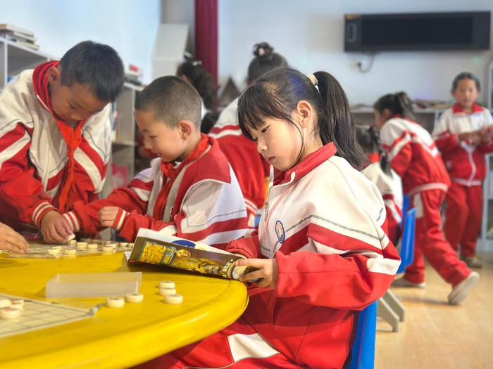 　　在池汉学校教学楼阅读角，孩子们利用课余时间阅读、嬉戏。新华社记者 张子琪 摄