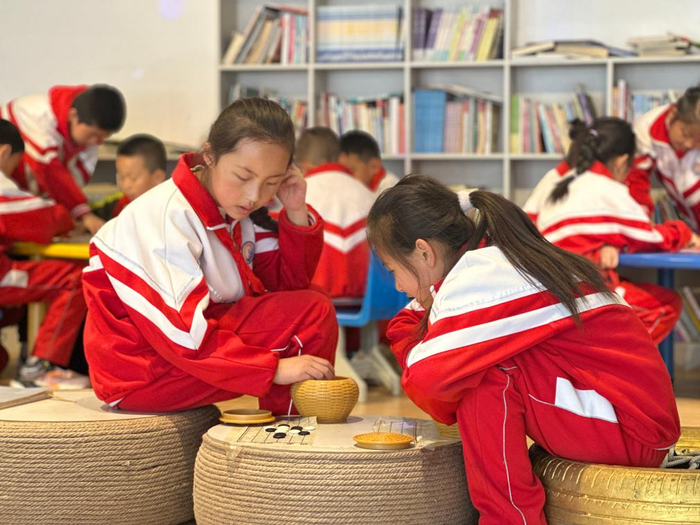 　　池汉学校教学楼休闲长廊，孩子们在下棋。新华社记者 张子琪 摄