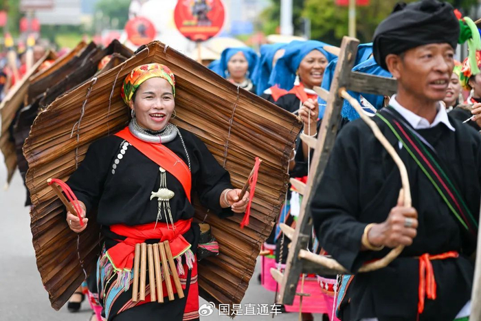 🔹5月3日，佤族司岗里摸你黑狂欢节民族民间文化艺术游演上，薅秧歌方阵展多彩民族风情。中新社记者 李嘉娴 摄