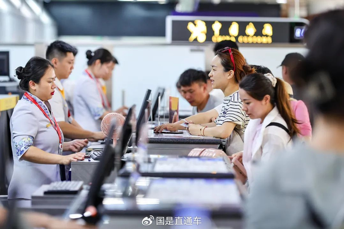 🔹“五一”假期最后一天，海口美兰国际机场迎来返程客流高峰。中新社记者 骆云飞 摄