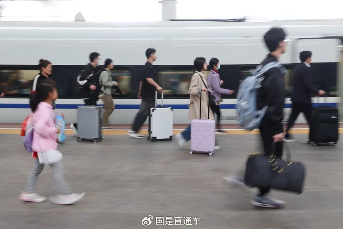 🔹“五一”假期最后一天，长三角铁路迎来返程客流高峰。中新社记者 泱波 摄