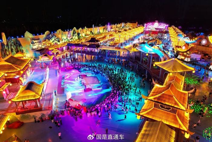 🔹5月3日晚，市民和游客在天津武清运河不夜城文化主题街区观看演出。中新社记者 佟郁 摄