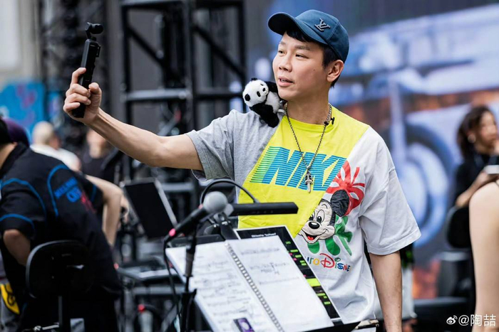 陶喆在进行成都演唱会彩排