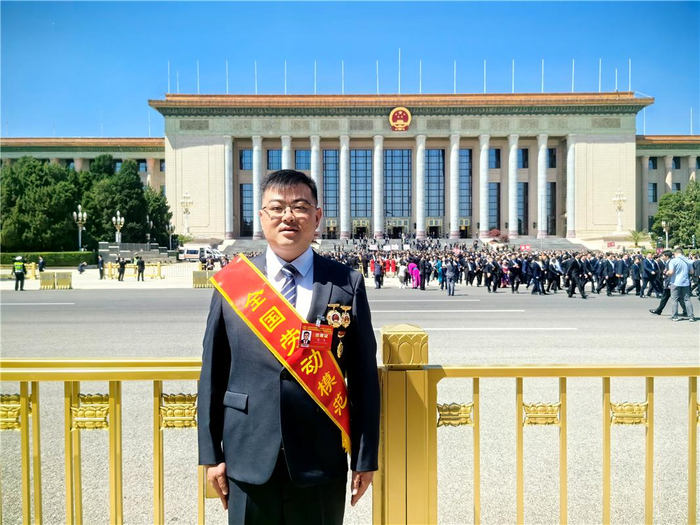 　4月28日，王飞在人民大会堂前留影。