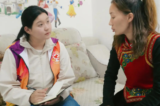 ▲熊缘在社区居民家入户（图源：泸水市融媒体中心）