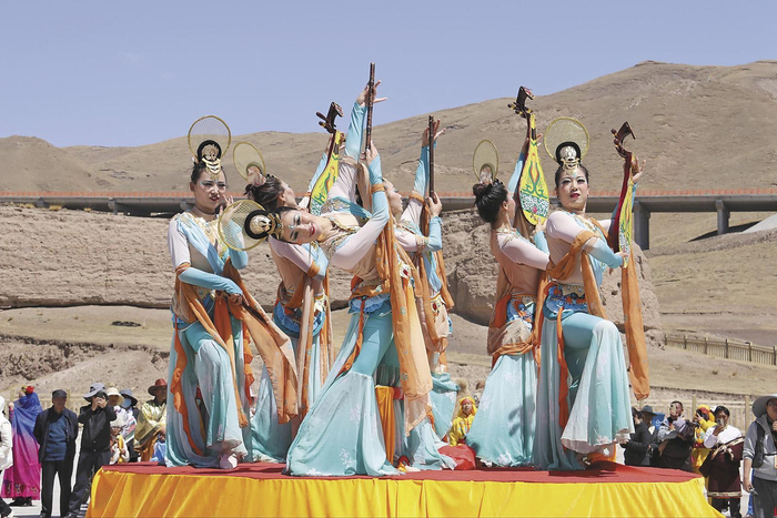 5月1日，“五一”假期“北驾祁连·9号公路”主题活动，吸引诸多游客。本报记者 丁玉梅 摄