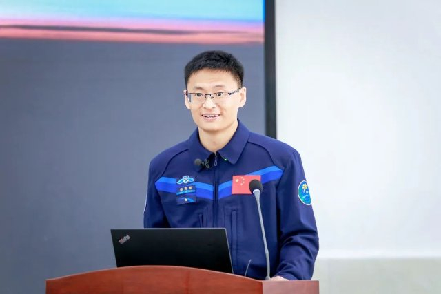 ▲桂海潮回母校作报告（开屏新闻资料图）