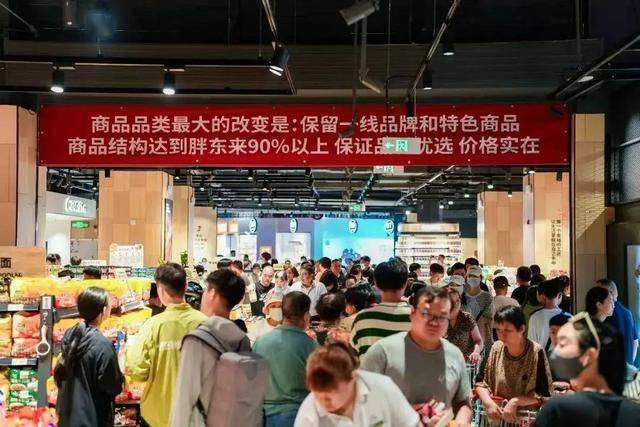 ▲胖东来超市受到顾客的好评和欢迎。