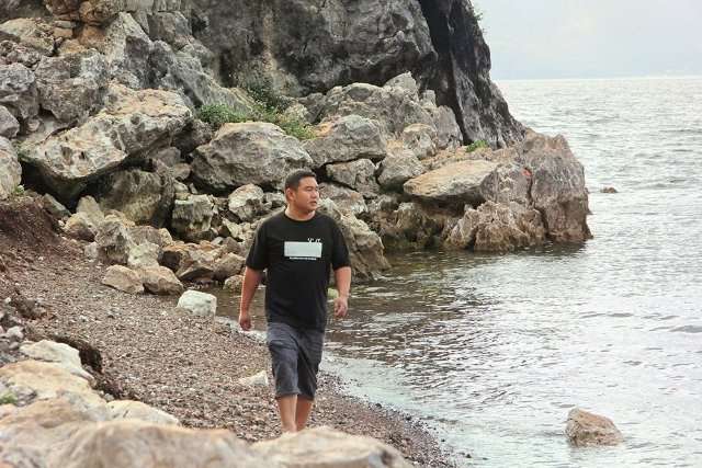 ▲张刚在两次入水救人处散步（图源：玉溪市融媒体中心）