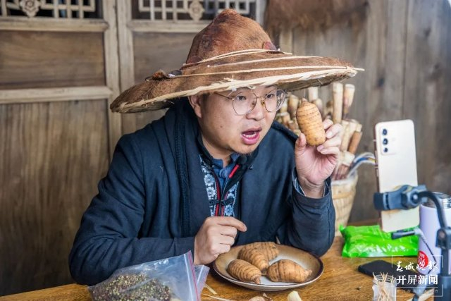 ▲“曲靖老村长”赵朝鹏（开屏新闻资料图）