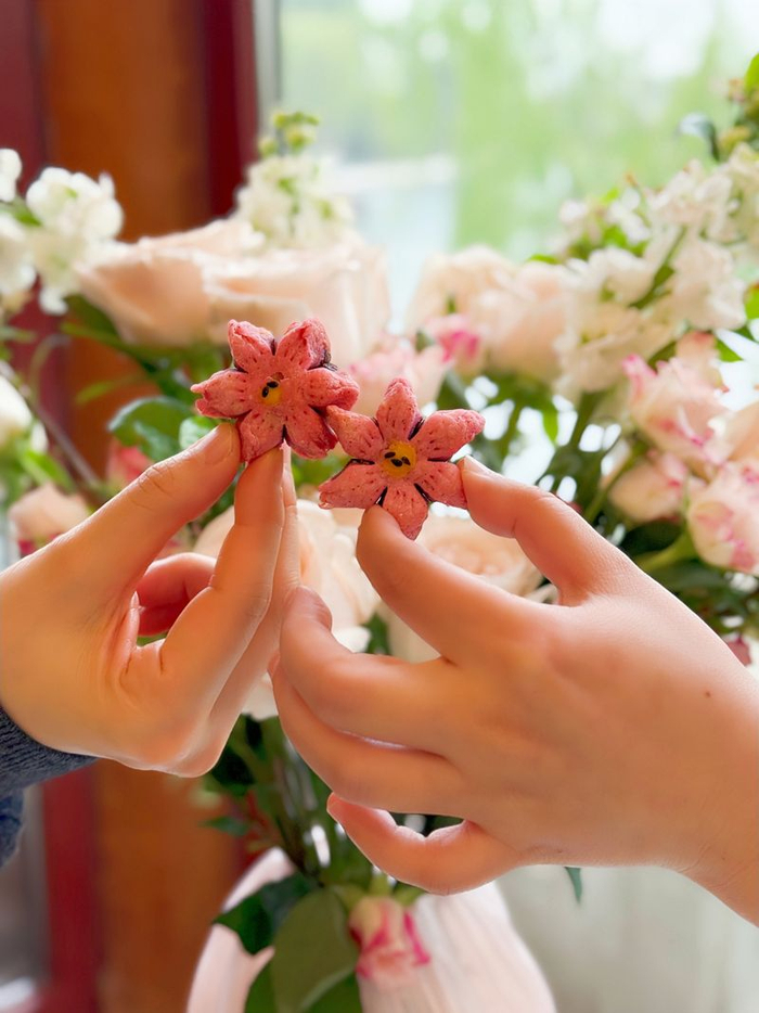 烤肉季推出了老北京中式下午茶点项目，形似梅花的酥点吸引游客打卡拍照。受访者供图
