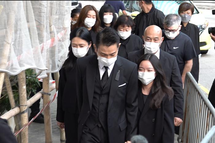 2023年12月5日,刘德华携妻子与女儿出席父亲刘礼葬礼 图据:视觉中国