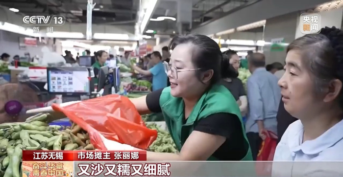 市场摊主 张丽娜：薄皮、肉糯、粉的，一烧就爆皮了，又沙又糯又细腻，这几天的话，每天都能卖到五六千斤。