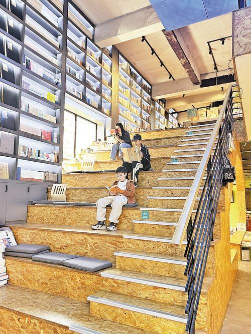     5月2日，在保定市半亩方塘书院，读者们在看书。本报记者 徐 华摄