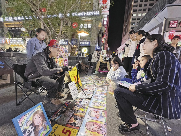     漫画艺人创作中。 本报记者 宋翠茹 摄