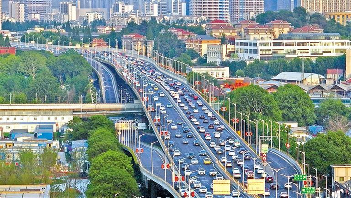     图为5月4日拍摄的南京应天大街高架桥上的车流（无人机照片）。新华社发（孙忠南 摄）