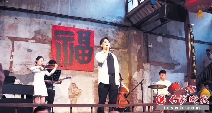 4日，一场别开生面的音乐会在东茅街茶馆上演。交响乐、流行乐走进网红餐饮店，沉浸式体验让市民游客耳目一新。受访者供图