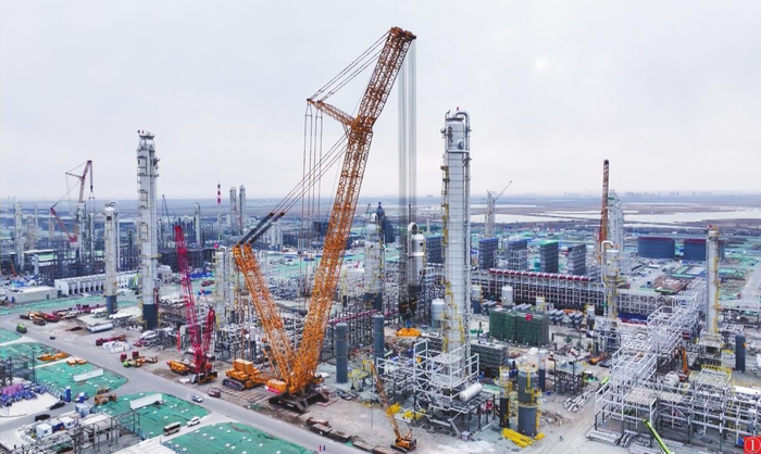     图①：盘锦华锦阿美精细化工及原料工程项目施工现场一派繁忙景象。本报特约记者  王克威  摄