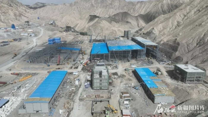 5月1日，中国五冶集团承建的若羌卡尔恰尔萤石矿选矿厂建设项目施工现场。张雪松摄