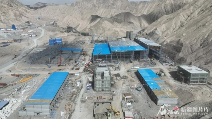 5月1日，中国五冶集团承建的若羌卡尔恰尔萤石矿选矿厂建设项目施工现场。张雪松摄