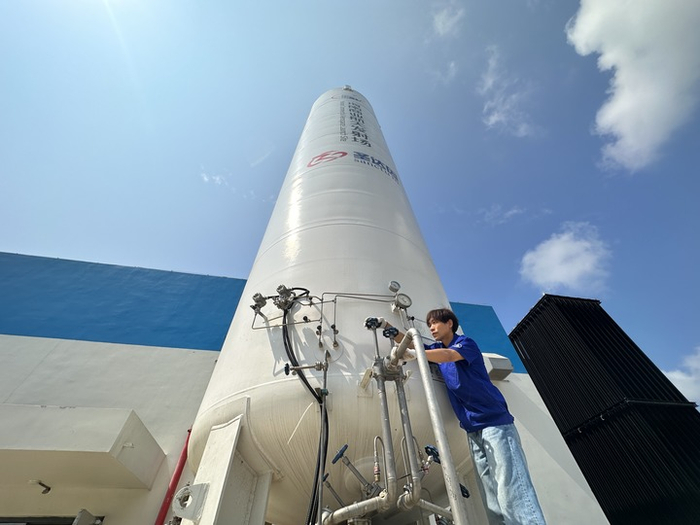 　　陈恩伟在海南商业航天发射场技术区罐区进行液氮转注前准备。新华社记者 陈凯姿 摄