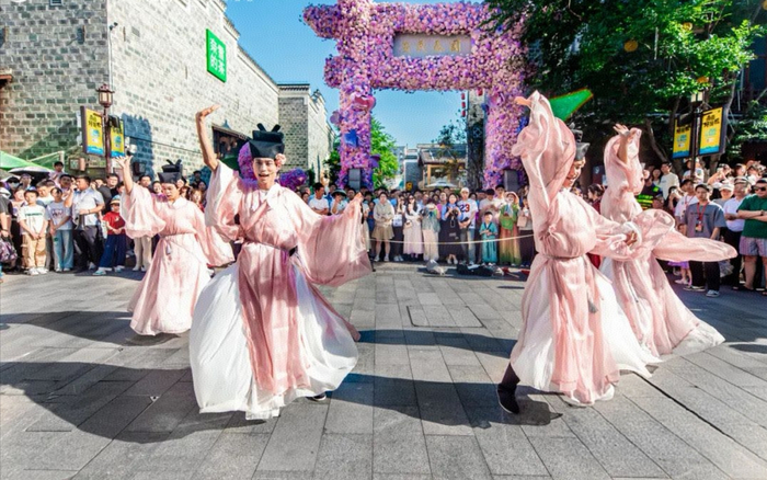 万寿宫历史文化街区举行古今舞团斗舞活动