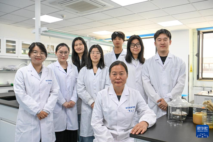 这是在天津农学院拍摄的天津武清小浆果科技小院导师及部分成员（4月24日摄）。