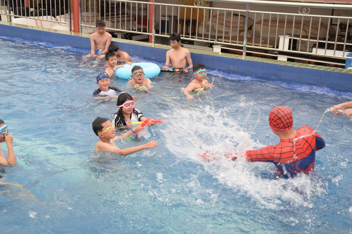 项目组织“小候鸟”到游泳馆游戏玩耍
