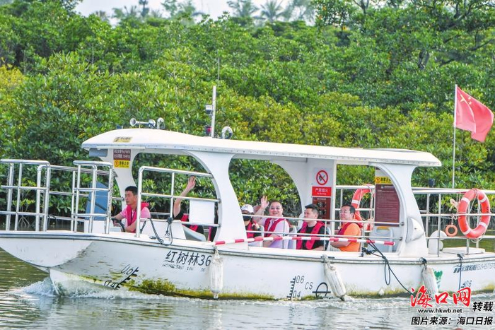 5月4日，在海口东寨港红树林旅游区，游客在游船上欣赏红树林美景。记者 孙士杰 摄