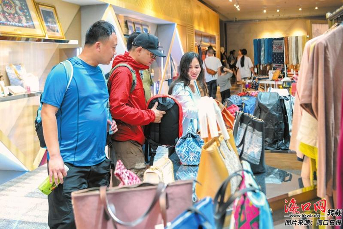 5月4日，游客购买海南省博物馆内黎锦类文创产品。记者 苏弼坤 摄