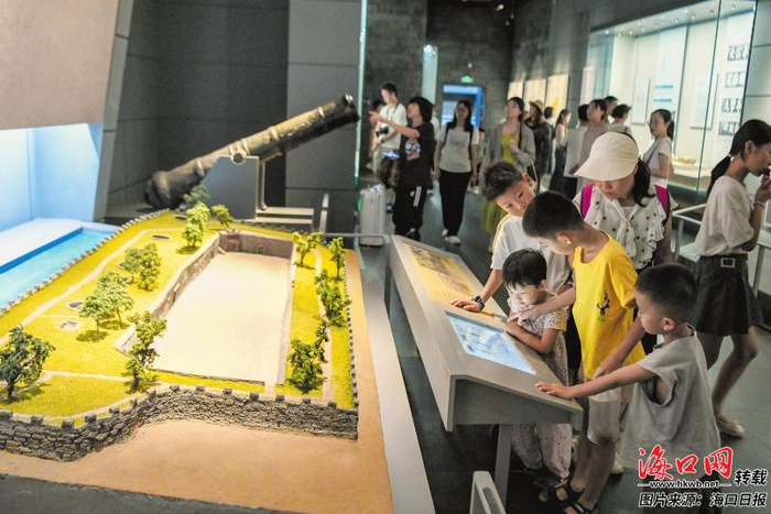 5月4日，在海南省博物馆，富有特色的展览吸引了天南海北的游客。记者 苏弼坤 摄
