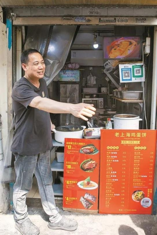 凌晨4时，定兴路6号，70后老板周青贺开始筹备一天的蛋饼生意。新民晚报记者周馨摄