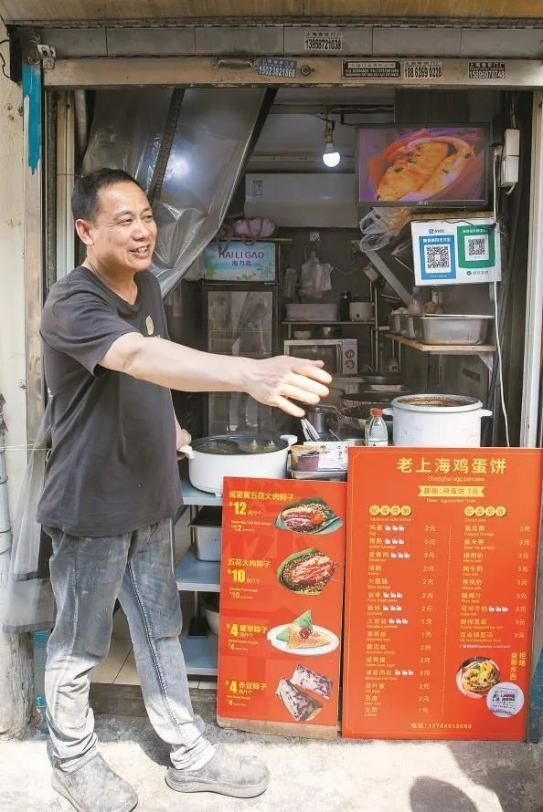 凌晨4时，定兴路6号，70后老板周青贺开始筹备一天的蛋饼生意。新民晚报记者 周馨 摄