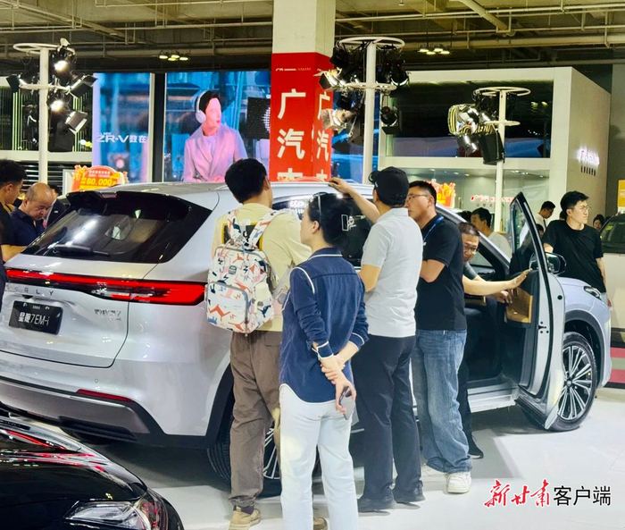 车展上，消费者在了解汽车性能。