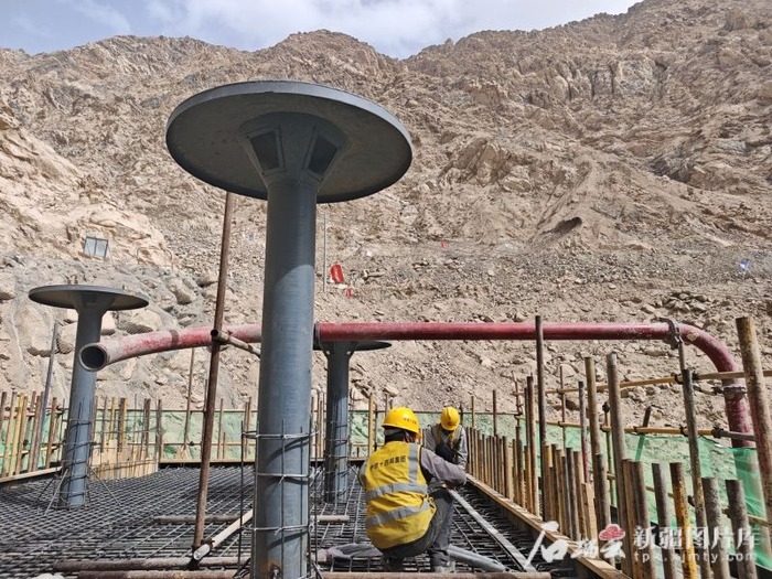 新疆若羌抽水蓄能电站项目供水工程四五级泵站施工现场，施工人员在加紧建设。张新宜摄
