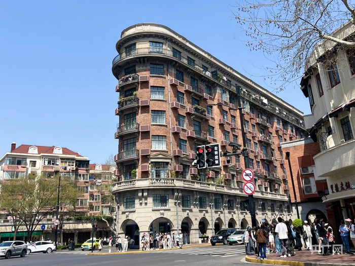 武康大楼为衡复历史风貌保护区标志性建筑（央广网记者  郭振丹  摄）