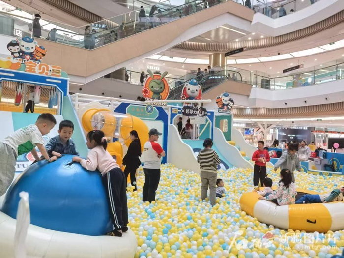 　　5月2日，在乌鲁木齐德汇万达广场一家游乐场，不少家长带孩子前来游玩。石榴云/新疆日报记者 黑宏伟摄