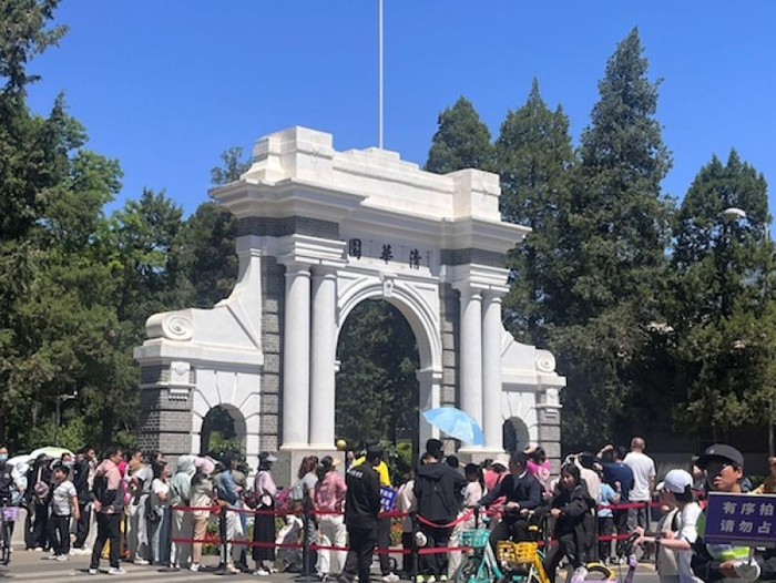 清华大学内排队拍照打卡的游客