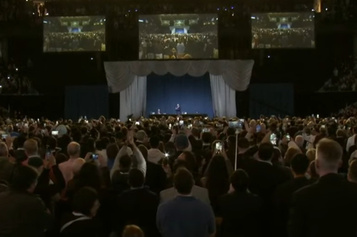 （全体起身鼓掌致敬，来源：伯克希尔股东大会）