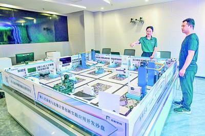 济南长清区大学城创新谷内,某公司员工在演示嵌入式人工智能应用开发沙盘。新华社发