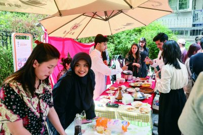 5月4日，第二届“跨越山海 青春织梦”文化交流集市在鼓楼区青岛路举办。 通讯员 谢蕾 南京日报/紫金山新闻记者 徐琦 摄