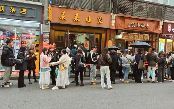 莱莱小笼外排队的人群图片来源：公众号“黄浦最上海”