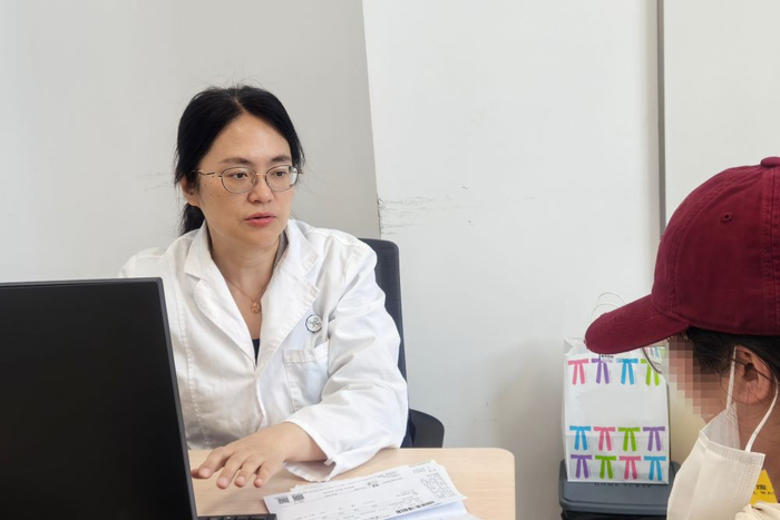 西安交通大学第二附属医院心理精神科副主任医师陈策在为患者问诊。新华社发