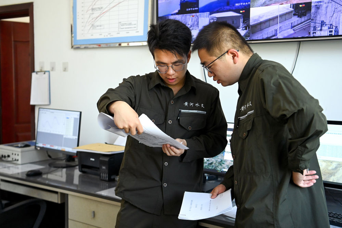 4月28日，龙门水文站职工甘源（左）与霍鸣冲在核对水文数据。新华社记者 邹竞一 摄