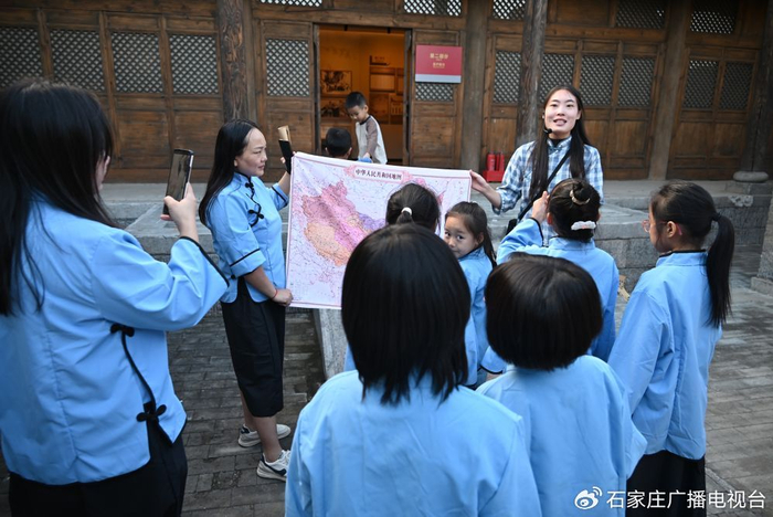   图为游客亲身体验剧本杀《黎明之前》。（受访单位供图）