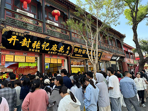 五一期间游客排队景象