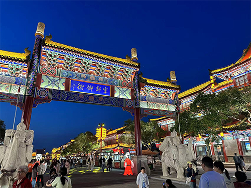五一期间游客在开封城中轴线游玩
