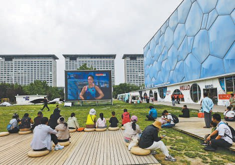 　　在“水立方”南广场设置的跳水世界杯总决赛第二观赛区大屏幕，吸引了不少观众驻足观赛。本报记者 刘平摄