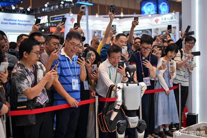 机器人展位外围满了客商 图/羊城晚报记者钟振彬